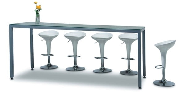 bar sandalyesi ve lake masa